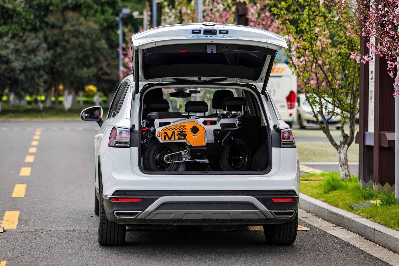 Felo M1 Elektroroller Microcorner E Roller White Yellow Dans le coffre de la voiture
