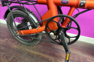 Oranges Fahrrad mit schwarzem Riemen Antrieb