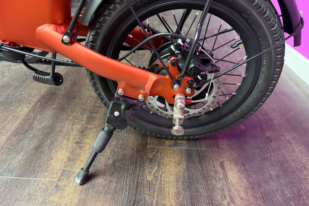 Fahrrad mit orangefarbenem Rahmen und Reifen