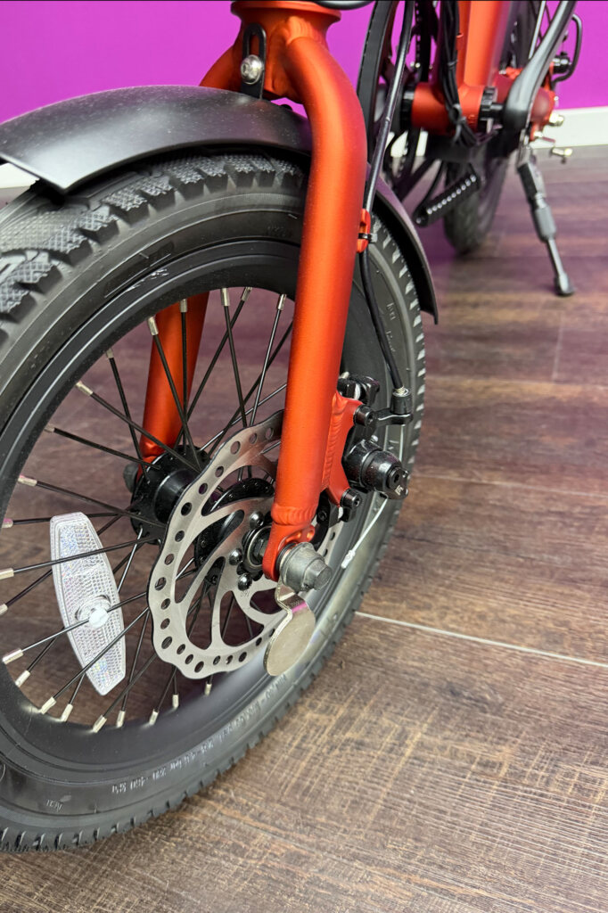 Vorderrad eines orangefarbenen Fahrrads