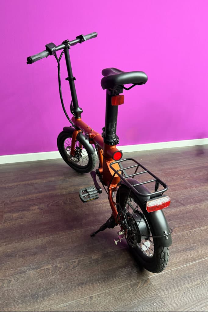 Fahrrad vor lila Wand