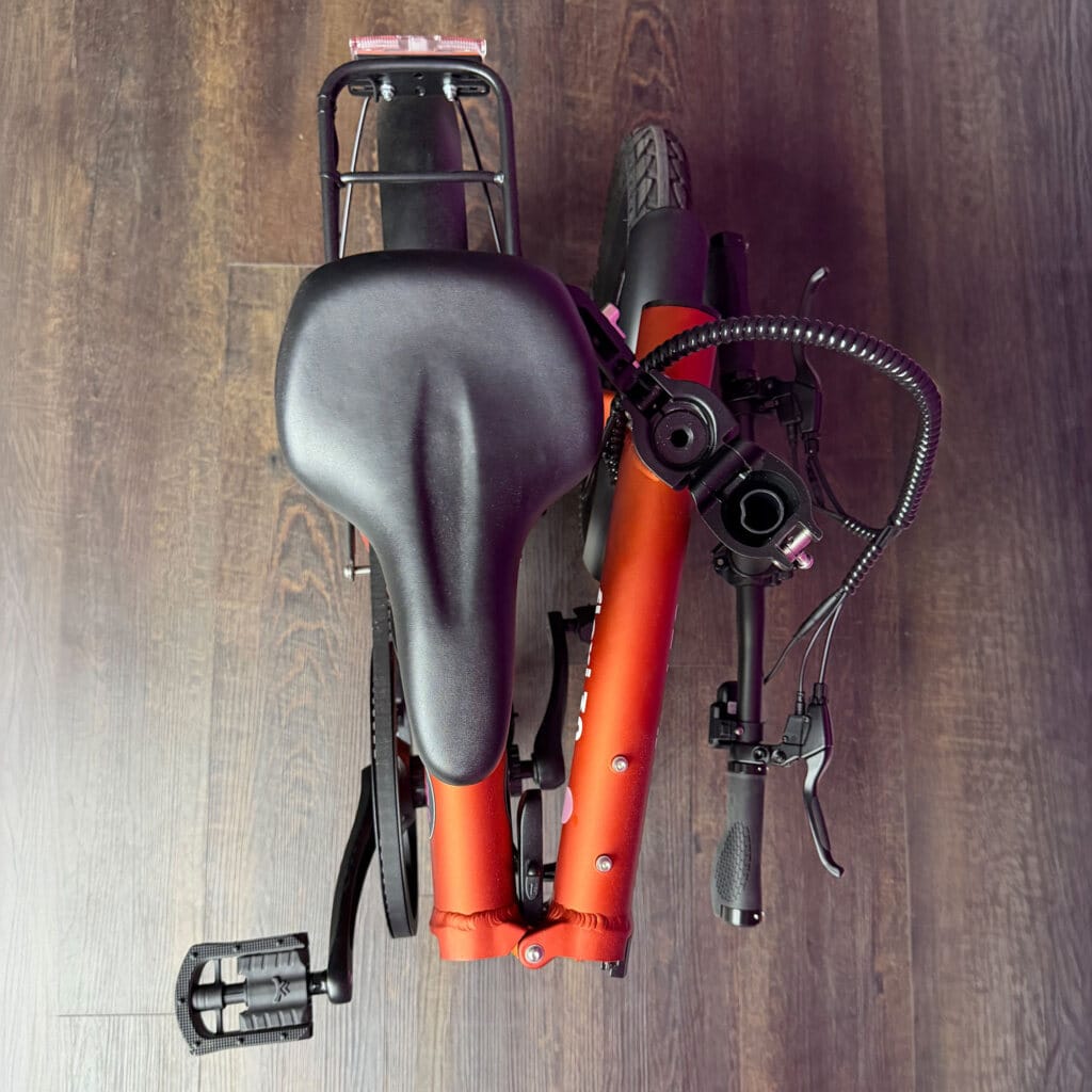 Faltbares Fahrrad in orange, von oben