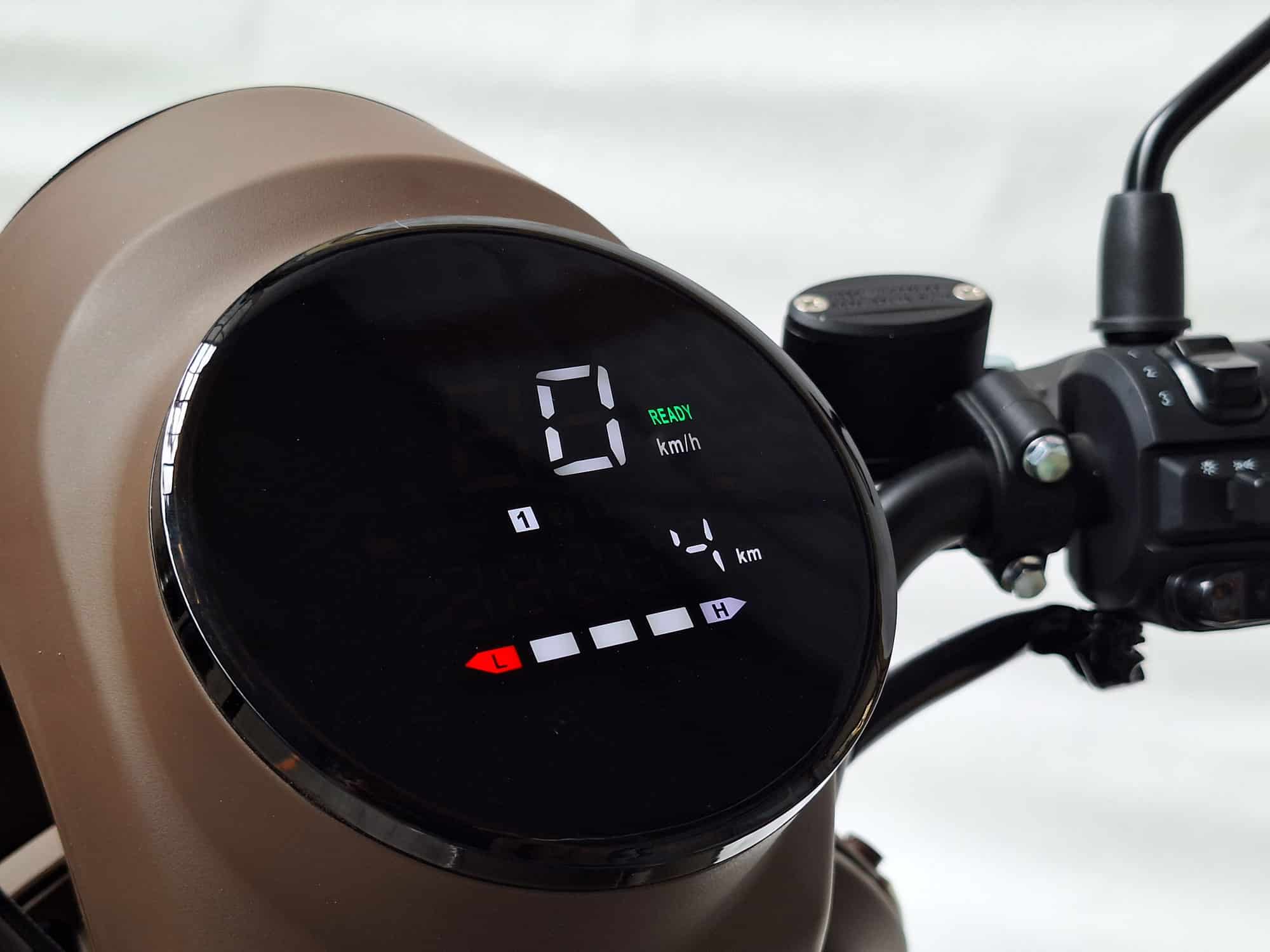Emoli 460 Weiss Display