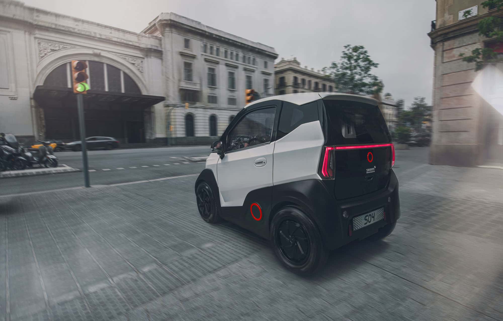 Silence S04 Nanocar Street Back Silence S04 Nanocar Street Grey Silence S04 Nanocar Street People Silence S04 Nanocar Studio Silence S04 Nanocar White 1 Silence S04 Nanocar White 11 Silence S04 Nanocar White 22 Microcorner Mobilité électrique